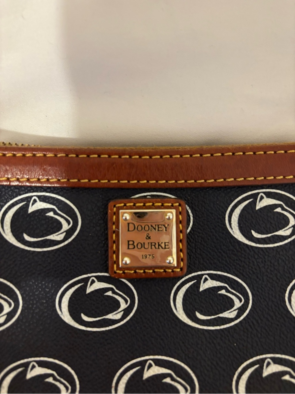 Dooney & Bourke Penn State Nittany Lions Wristlet Navy White Logo Zip Pouch - Picture 2 of 7